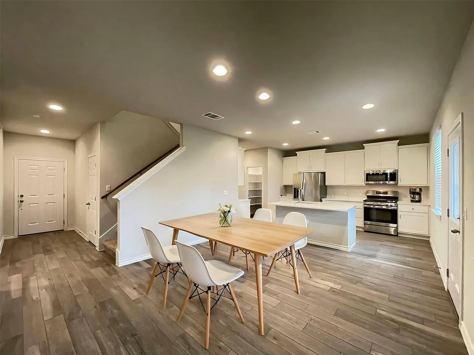 4 bed, 3.0 bath, 2174 sqft, $2,500 — Photo 2