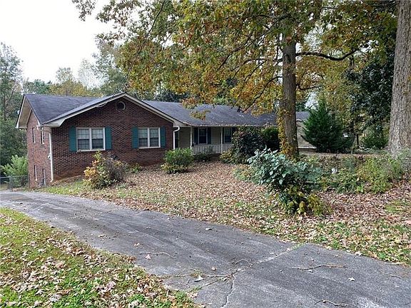 2nd image of 2828 Rosemont Dr