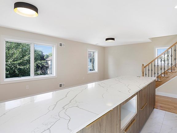 2nd image of 11 Morris Pl #2