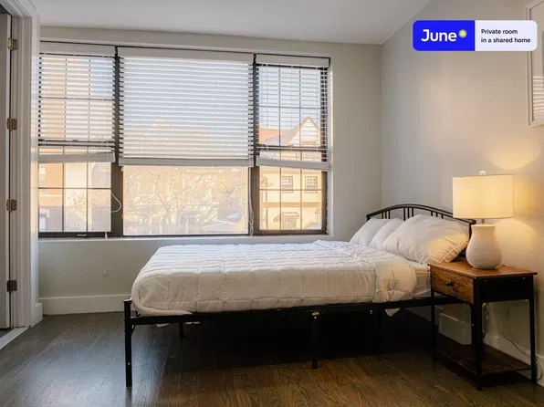 580 E 26th St #A, Brooklyn, NY 11210