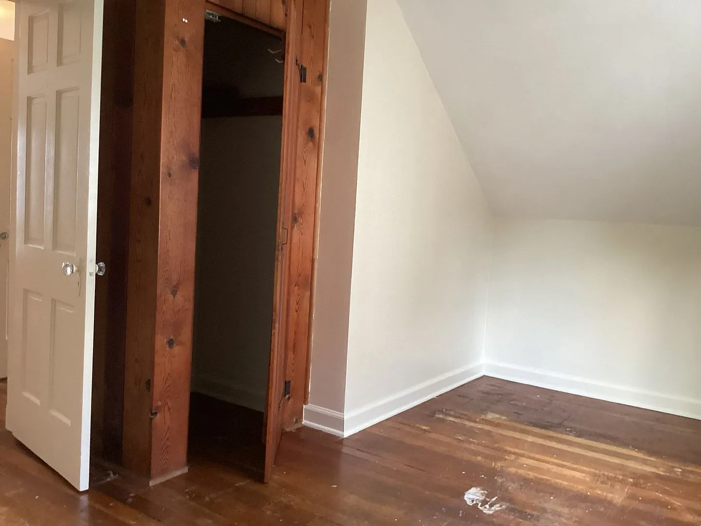 4 bedroom single family home with off street parking — Photo 4