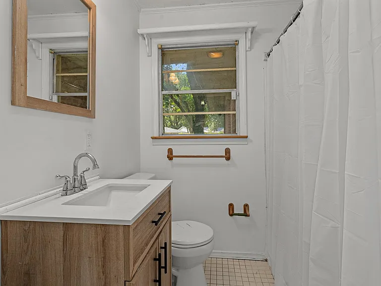 826 Martha Ln — Photo 8