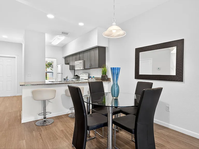 Mirage Bay Apartments — Photo 32