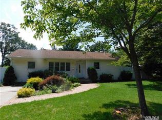 16 Peony Ln, Commack, NY 11725