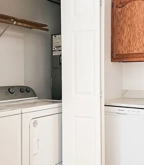 Beautifully updated 4 Bedroom/2 Bathroom downstairs apartment — Photo 30