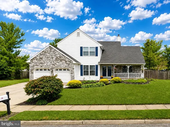 63 Olympia Ln, Sicklerville, NJ 08081