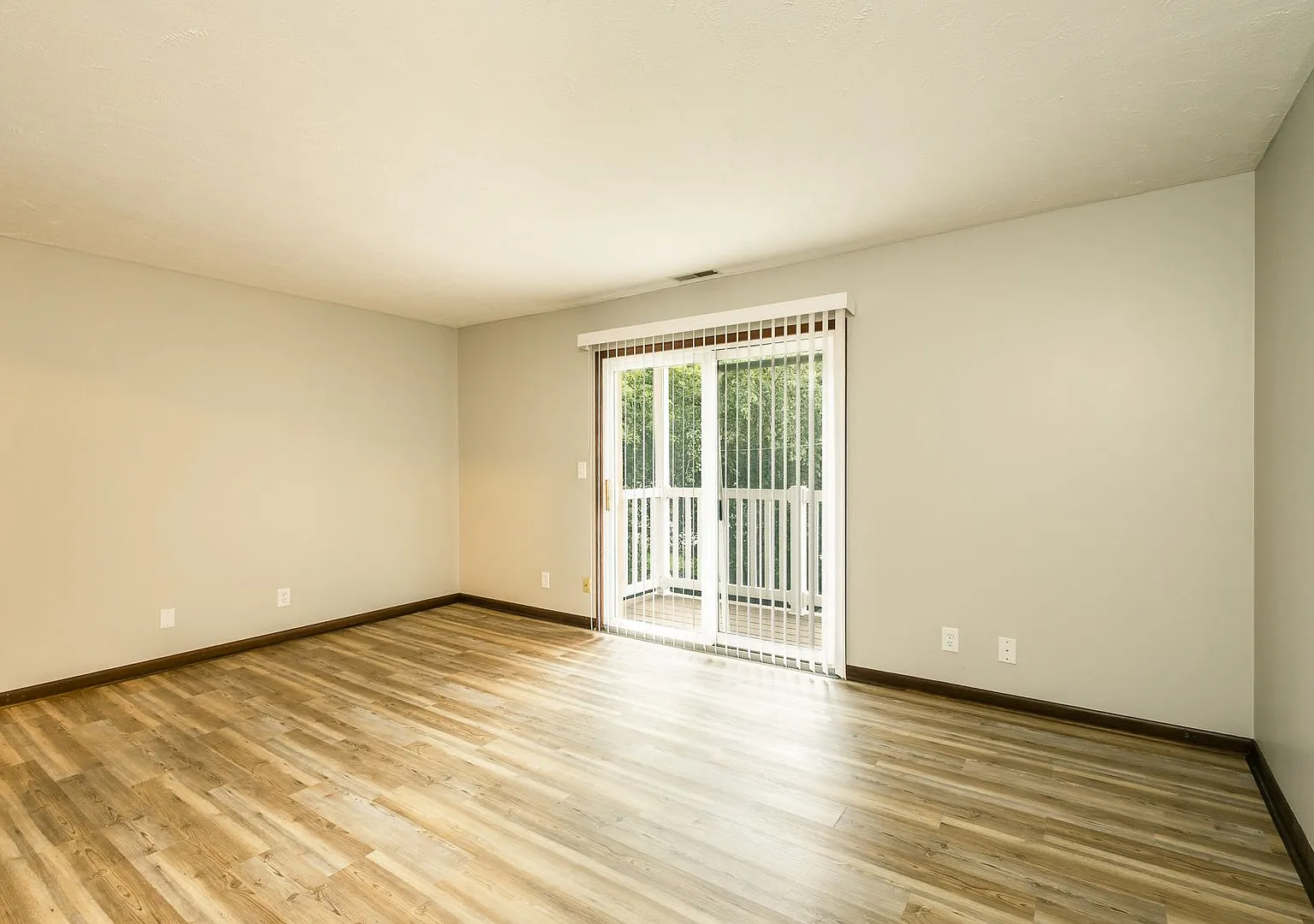 6917 Military Ave — Photo 4