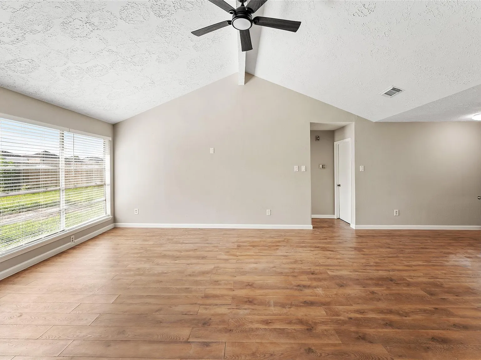 3 bed, 2.0 bath, 1420 sqft, $1,950 — Photo 4