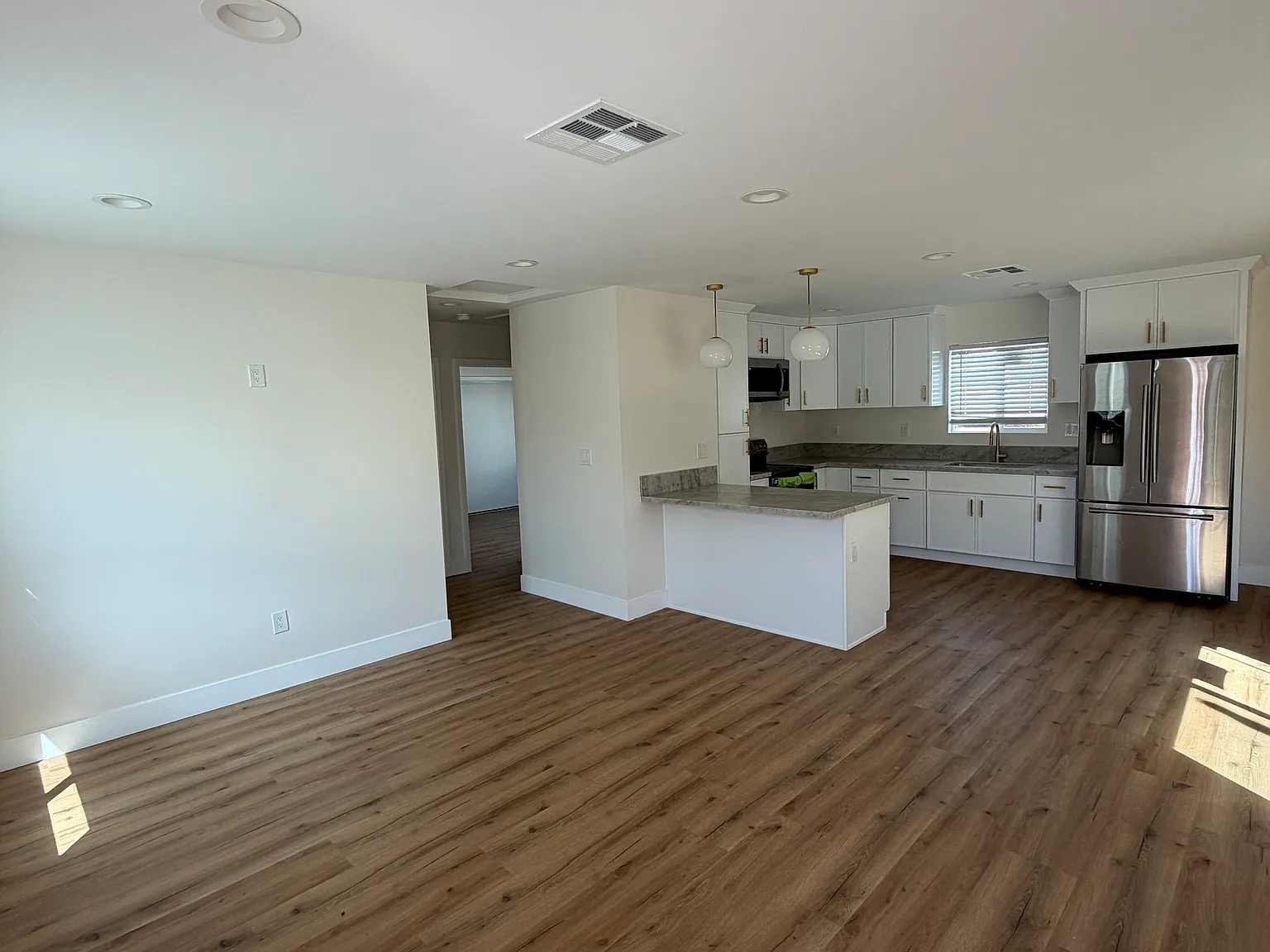 2 bed, 900 sqft, $3,000 — Photo 4