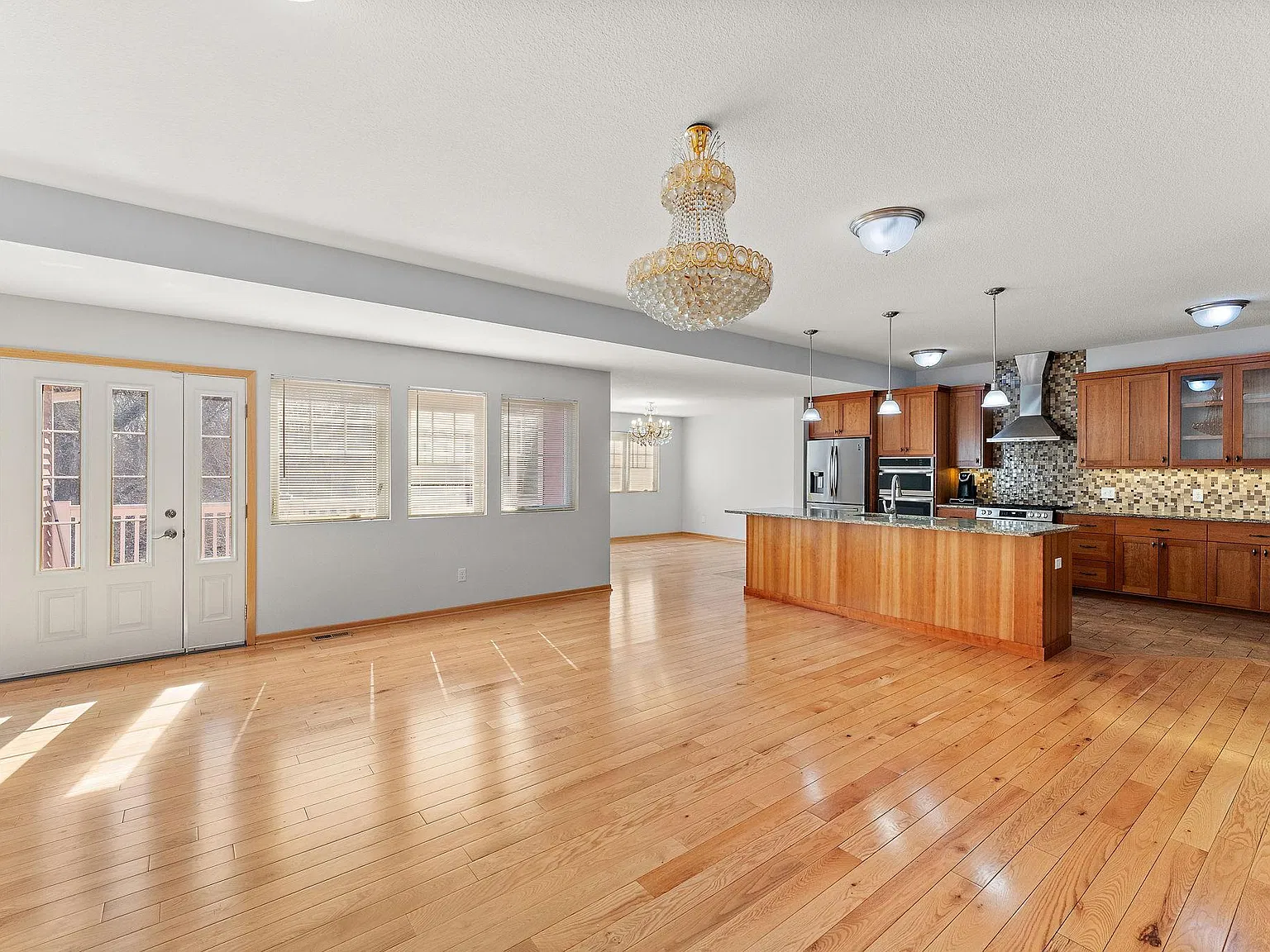 9 bed, 5.5 bath, 5265 sqft, $5,500 — Photo 3