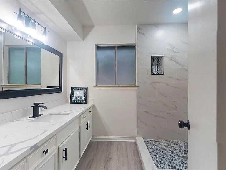 811 Devonport Ln — Photo 33