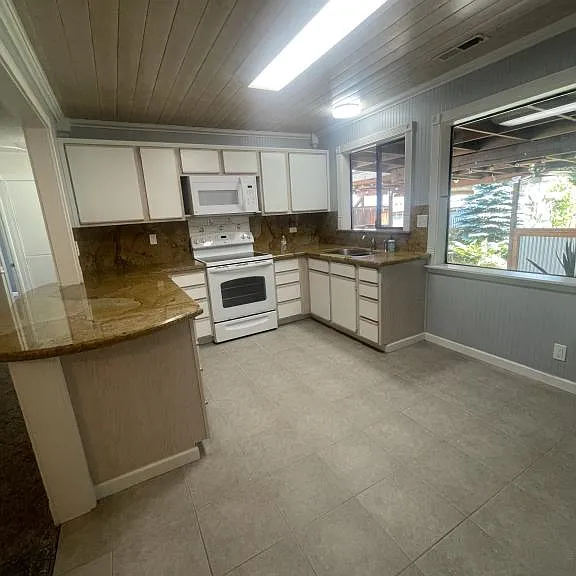 2145 Lombard St — Photo 15