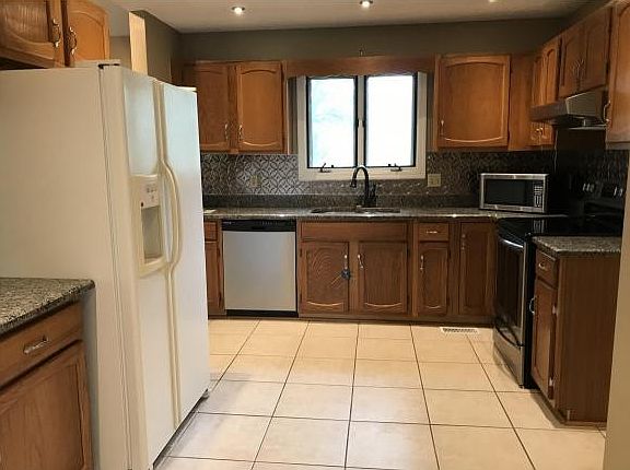 3rd image of 5031 Lake Forest Dr