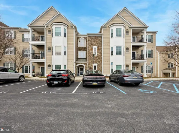 523 Creekside Dr, Brookhaven, PA 19015