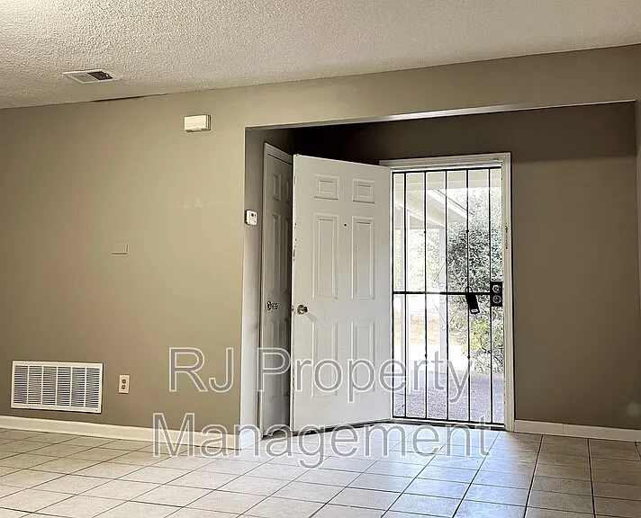 4615 Addington Dr — Photo 9