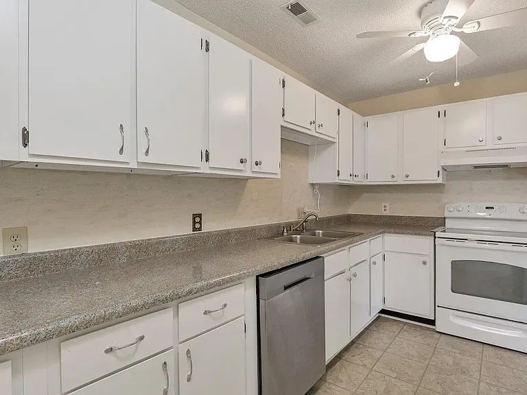594 Moull St #11 — Photo 6