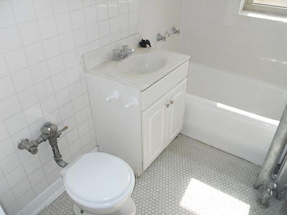 2nd image of 4843 N Ashland Ave APT 3B