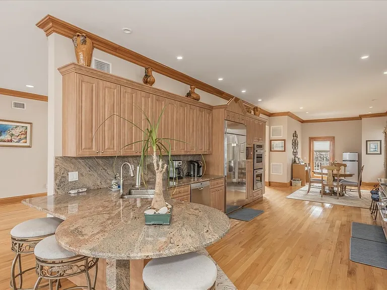 672 Dune Rd — Photo 11