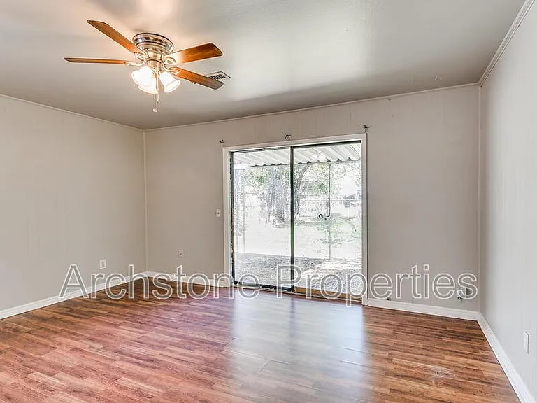 1424 Tanglewood Dr — Photo 3