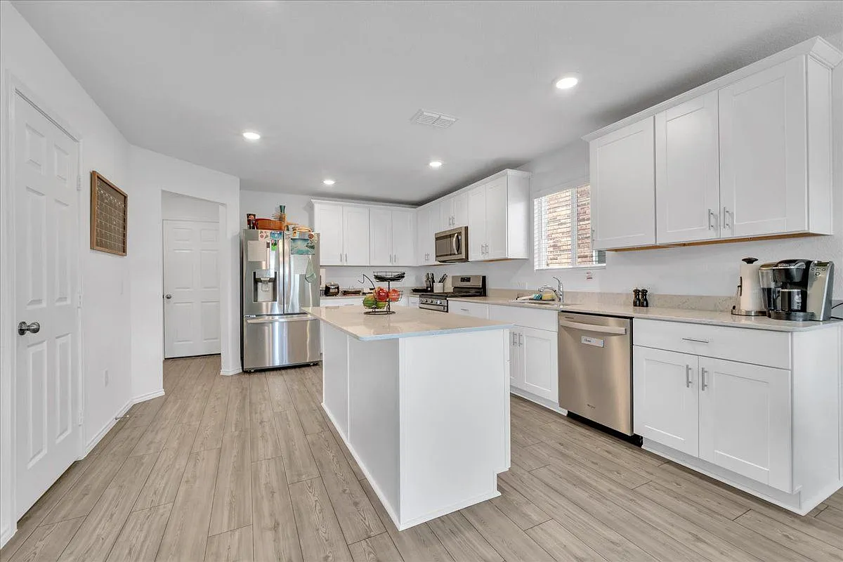 3 bed, 2.5 bath, 2044 sqft, $2,300 — Photo 4