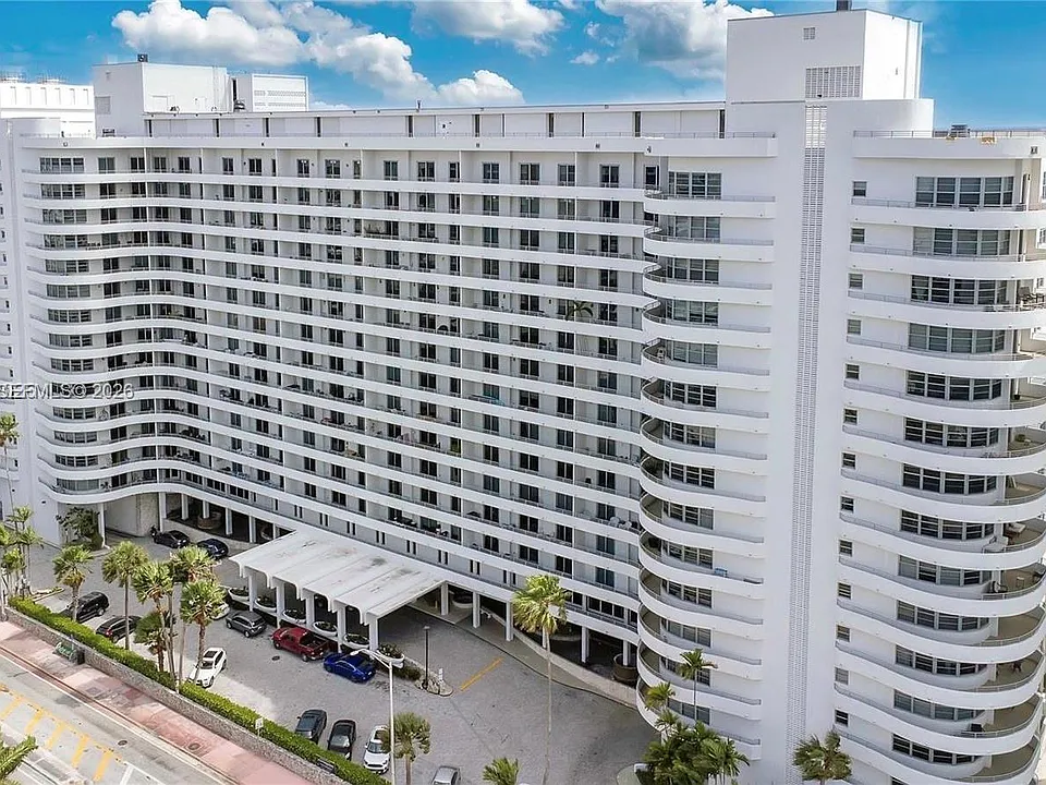 5555 Collins Ave #9V