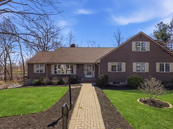 28 Lancelot Ct, Norwood, MA 02062