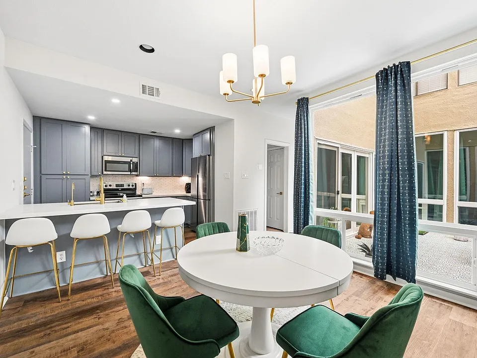 1116 Bering Dr #25