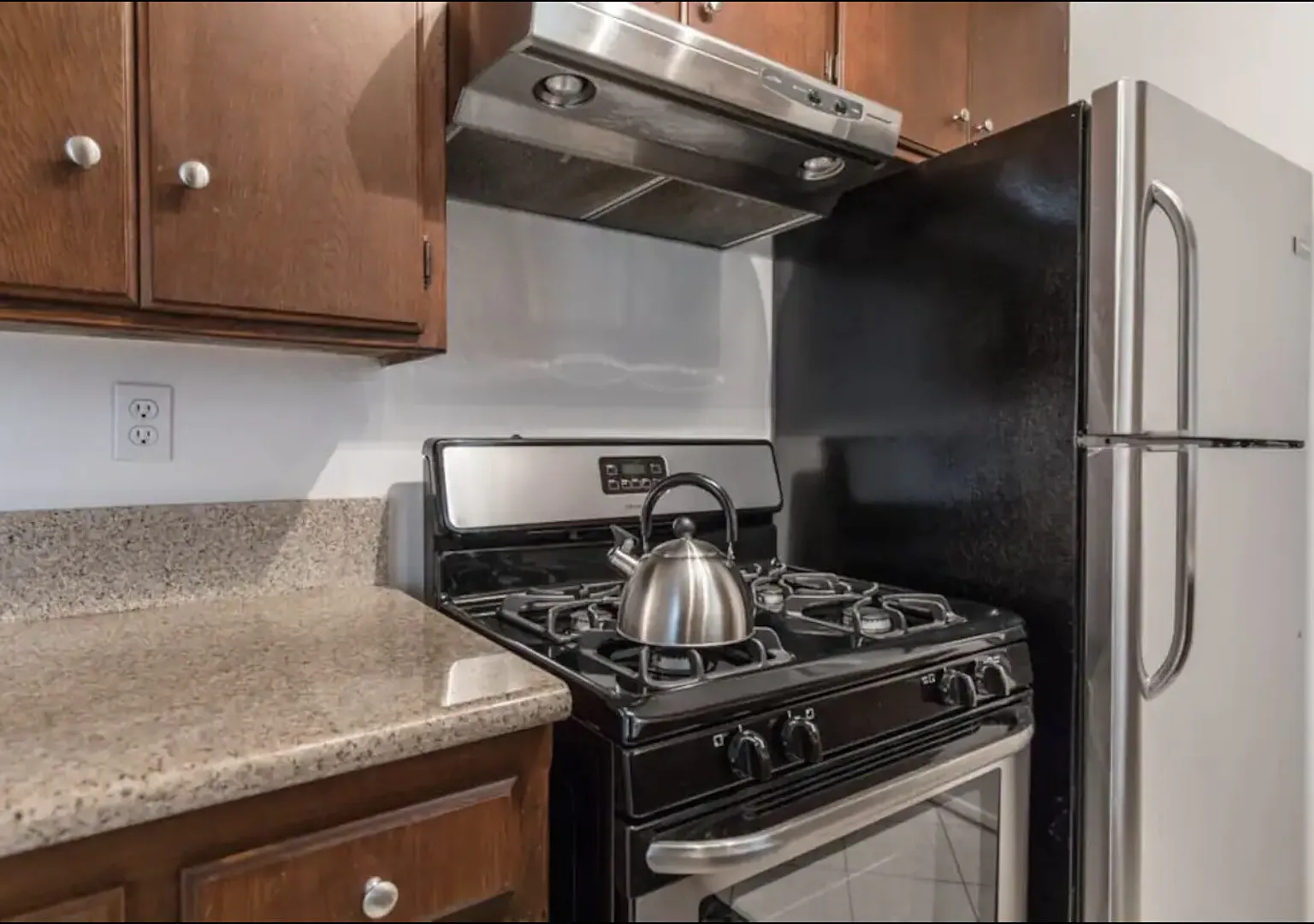 Comfy, Spacious 2 Bedroom Flat in Central West Hollywood — Photo 4