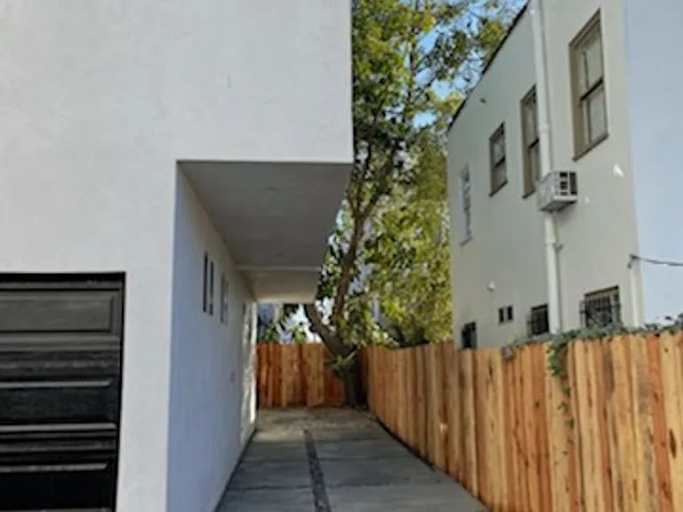 1226 1/2 N Kenmore Ave — Photo 13