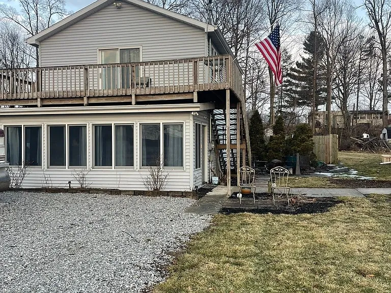 1074 Chapman Lake Dr — Photo 2