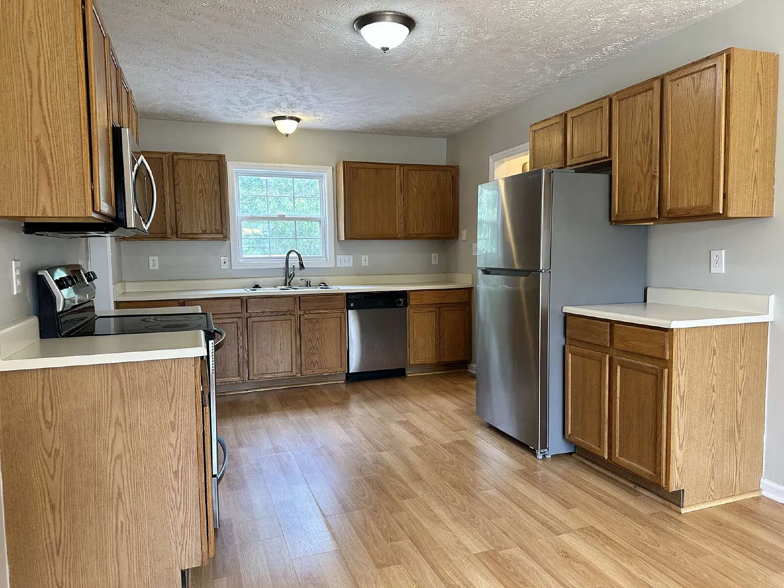 3 bed, 2.5 bath, 1586 sqft, $1,750 — Photo 3