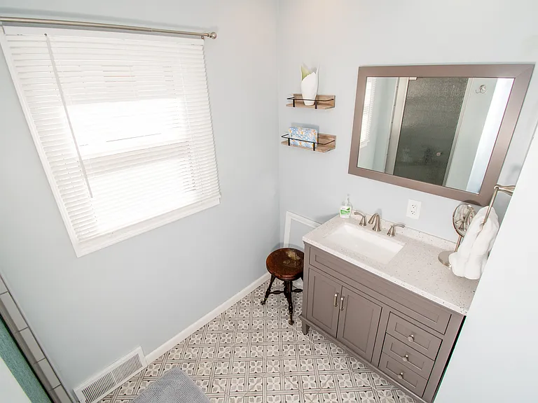 570 Meadowdale St — Photo 10