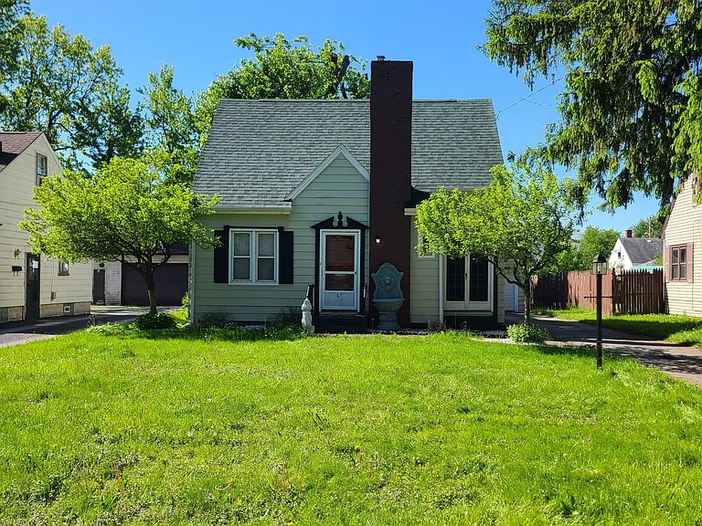 61 Leighton Ave — Photo 1