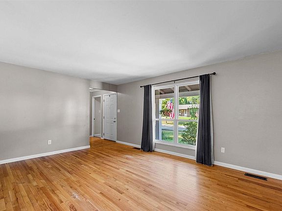 4th image of 2334 Wesglen Estates Dr