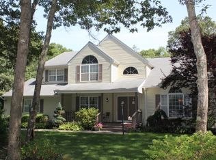 7 Surrey Ln, Manorville, NY 11949