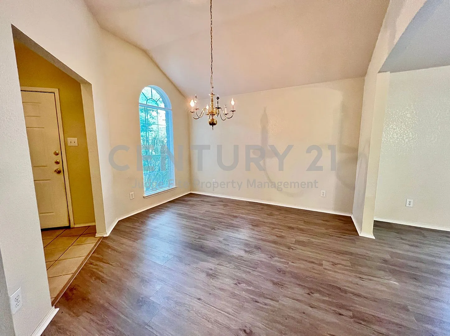 Charming 3/2/2 in Denton For Rent! — Photo 2