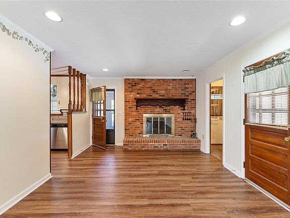 5th image of 804 Parkwood Dr