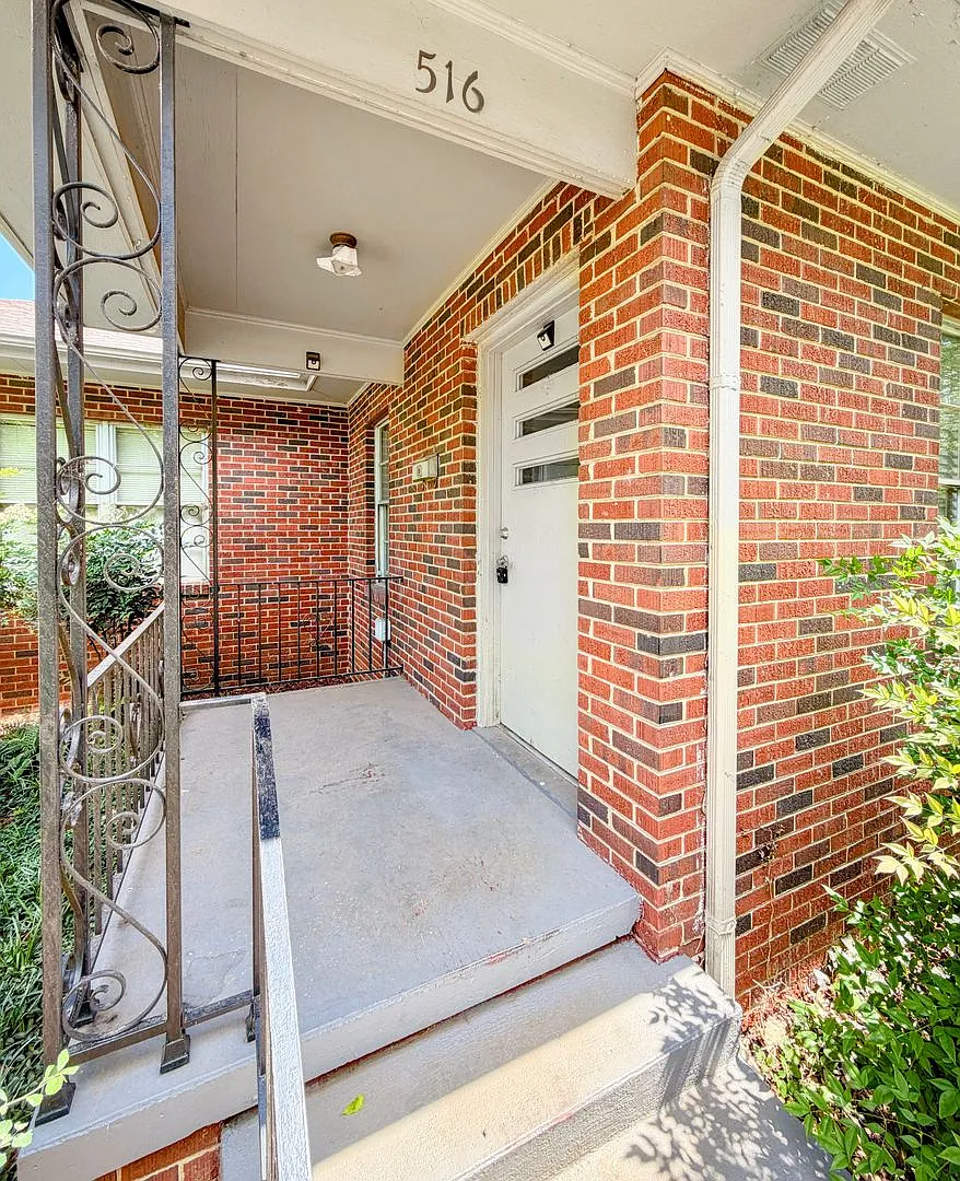 2 Bedroom / 1 Bath in Decatur's Historic District Available Now! Move In Special! — Photo 3