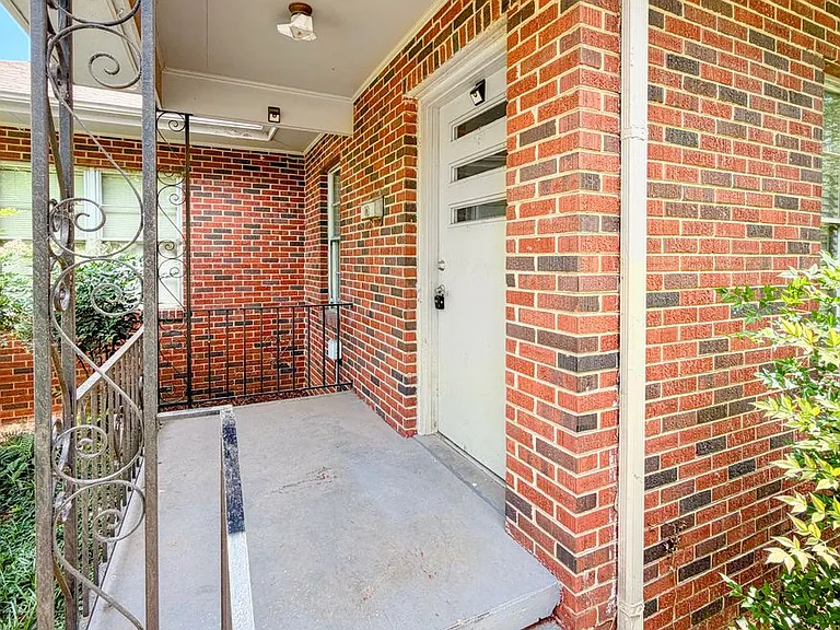 516 Ferry St NE — Photo 3