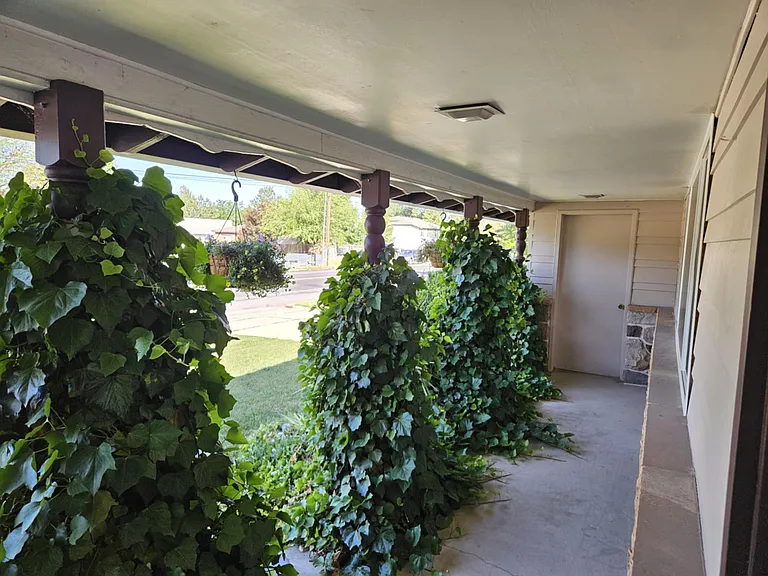 1465 E Spring Ln — Photo 2