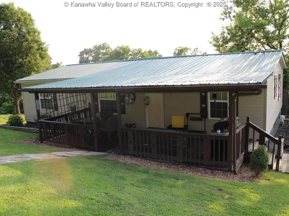 2888 Bear Wallow Rd, Leon, WV 25123