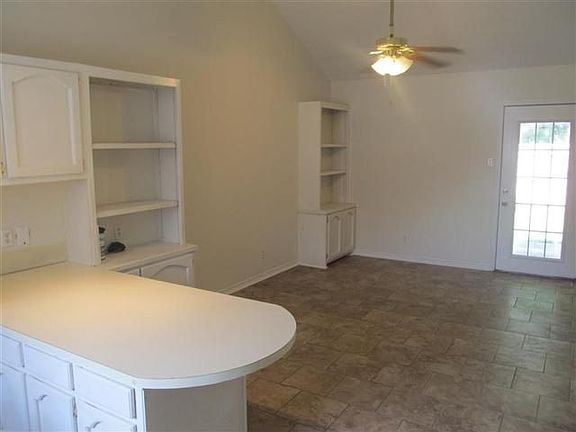 3rd image of 110 Willow Branch Dr