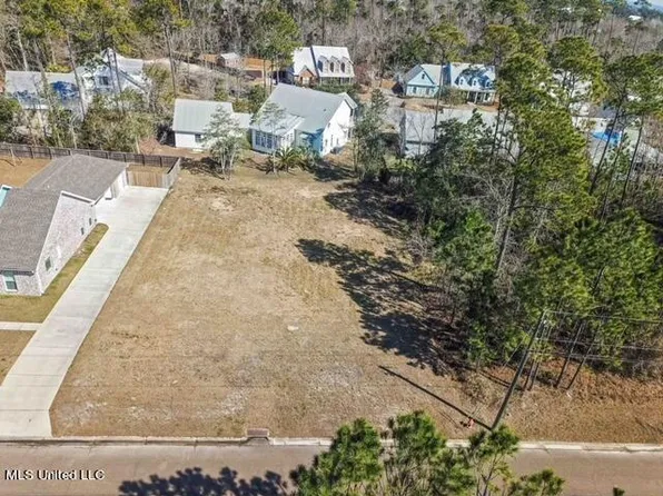 122 Seabrook Dr, Waveland, MS 39576