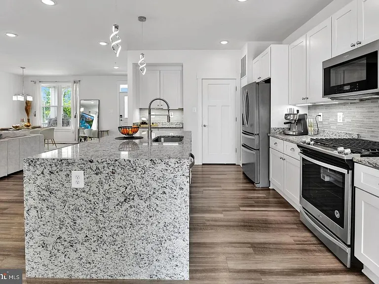 1003 Furgeson Ln — Photo 4