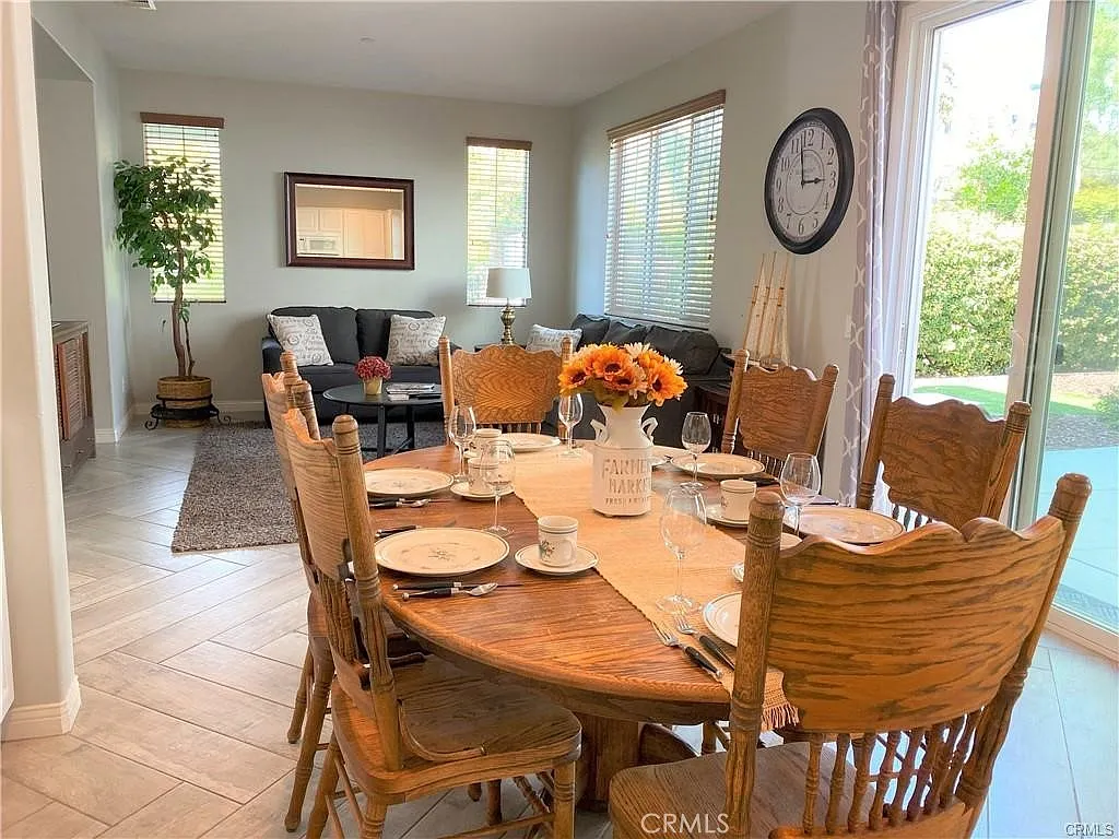 5 bed, 2.5 bath, 2600 sqft, $6,950 — Photo 3