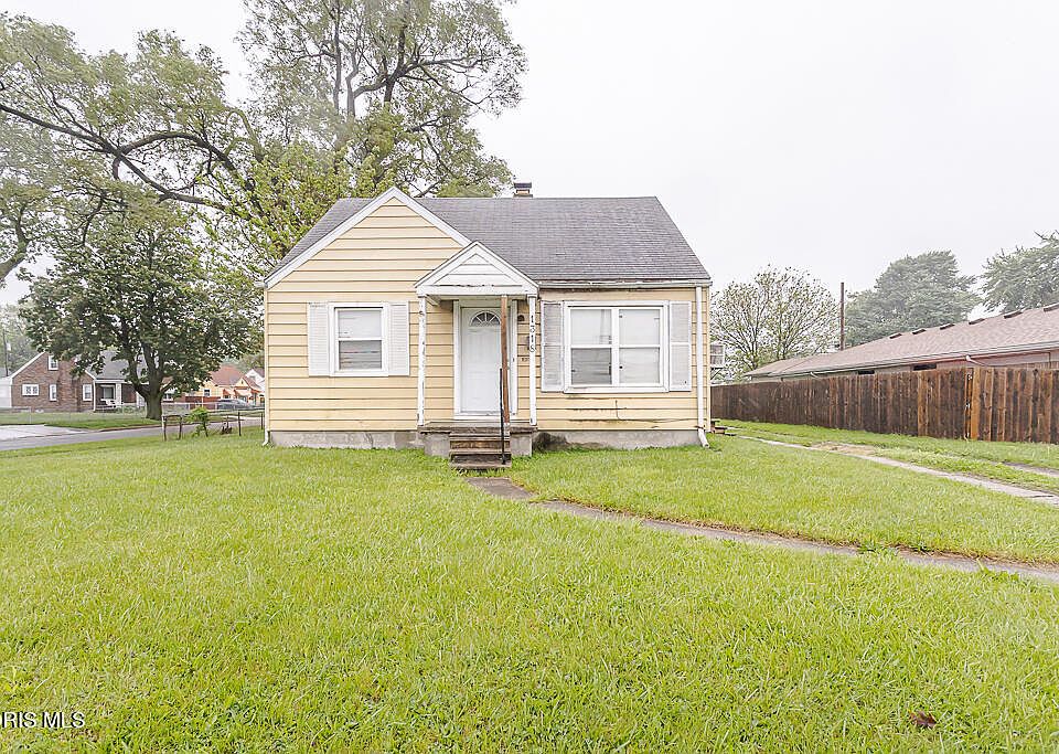 1st image of 1318 E Manhattan Blvd