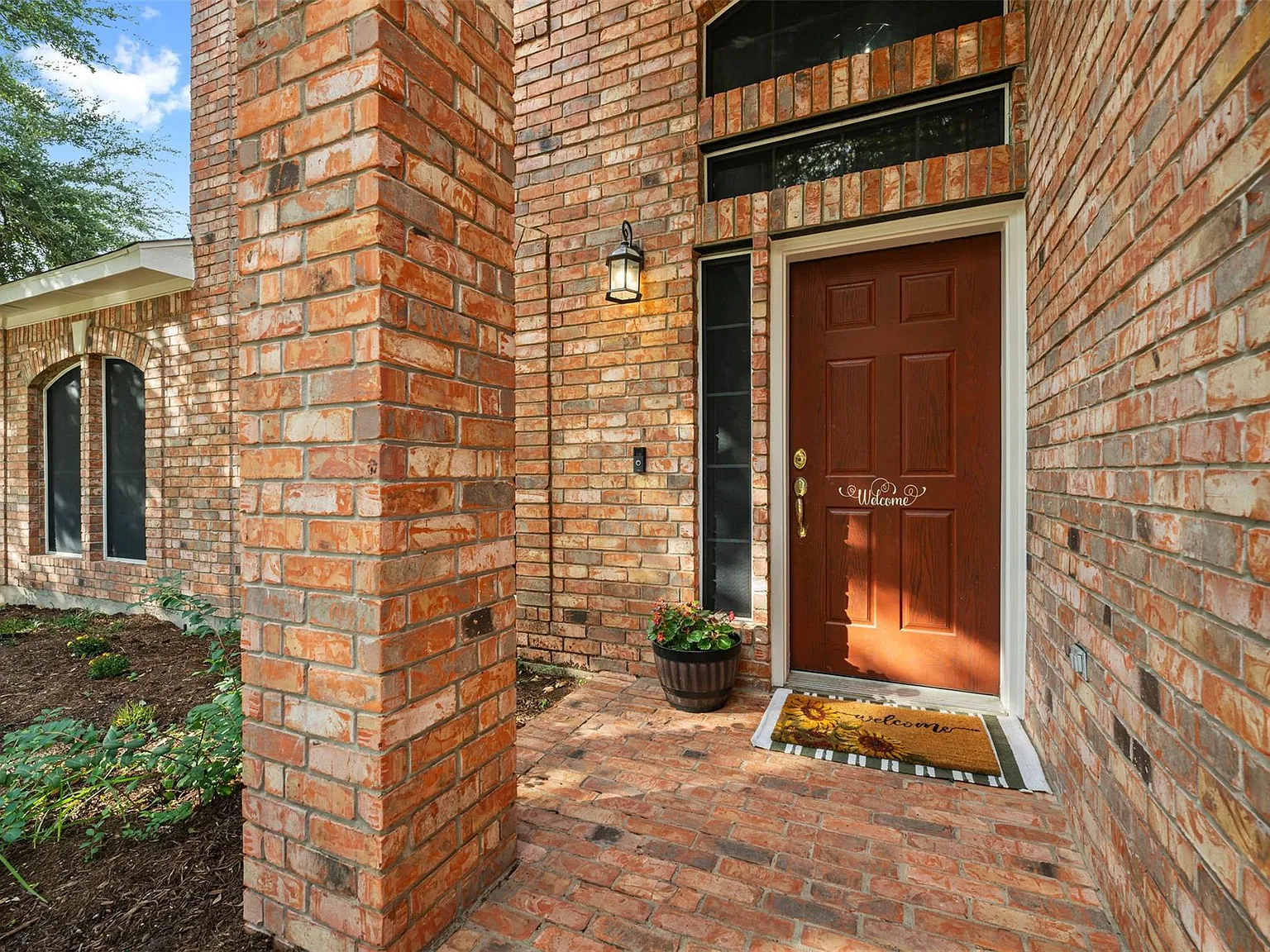 4 bed, 2.5 bath, 2876 sqft, $2,800 — Photo 2