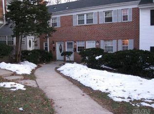 704 Towne House Vlg, Hauppauge, NY 11749