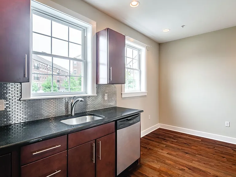 2633 Catharine Street — Photo 8