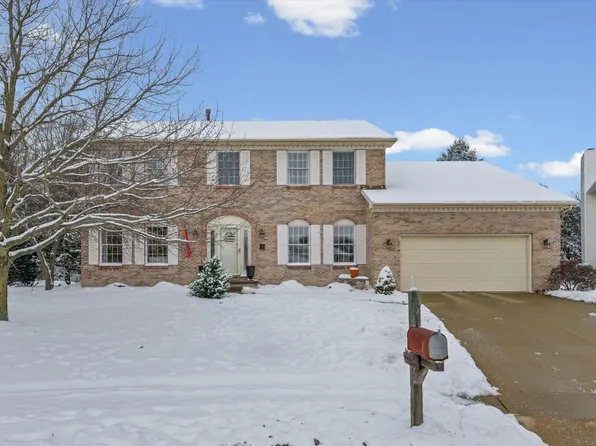 3 Earls Ct, Bloomington, IL 61704